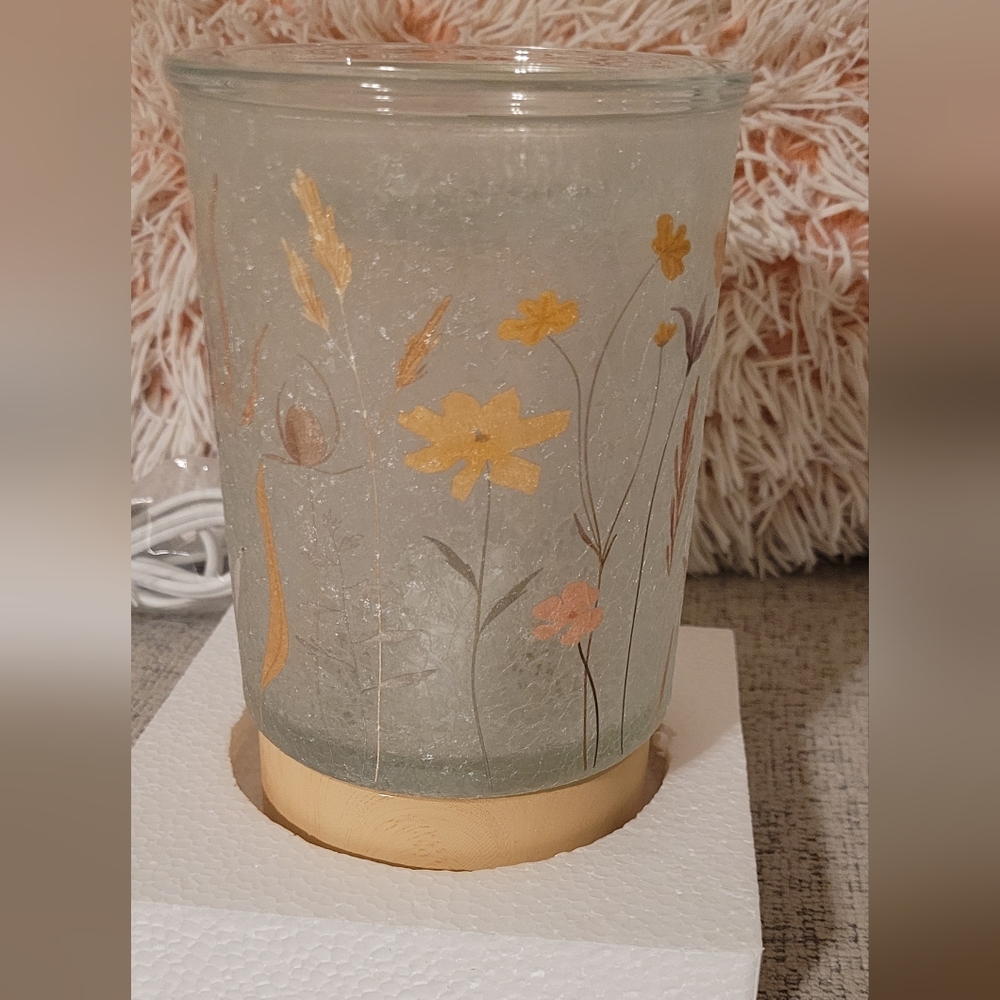 Scentsy Pick of the Bunch Warmer –White with Floral Accents with 2 wax sets BNIB - Picture 2 of 12